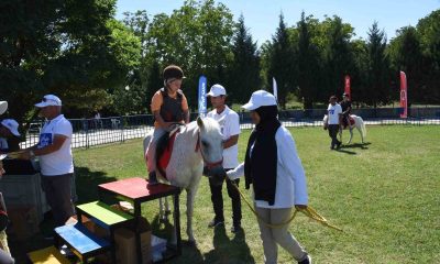 Pony atlarıyla buluşan çocuklar keyifli anlar yaşadı