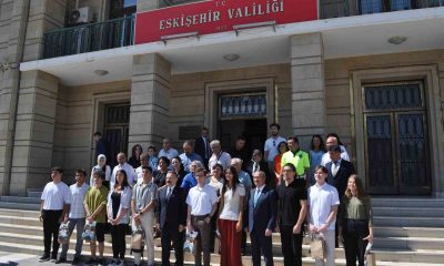 Vali Aksoy YKS’de ilk 100’e giren öğrencilere hediye takdim etti