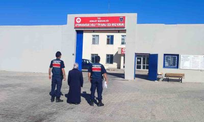 Hırsızlık suçundan aranan şahsı jandarma yakaladı