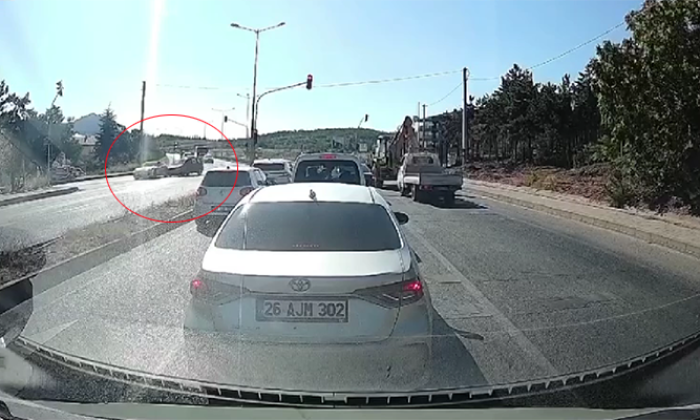 Kırmızı ışıkta geçen lüks otomobil, neden olduğu kazanın ardından kaçtı