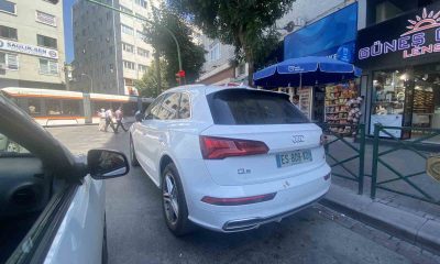 Trafik lambasının altına park edilen araçlar trafiği tek şeride düşürdü