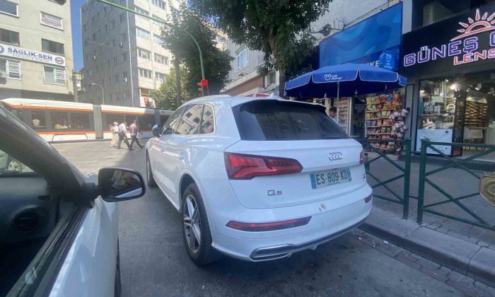 Trafik lambasının altına park edilen araçlar trafiği tek şeride düşürdü