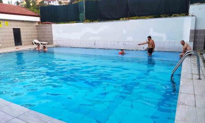 35 derece hava sıcaklığında 41 derece sıcaklıktaki havuza girerek şifa buluyorlar