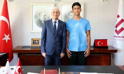 Rektör Özcan, ESTÜ’ye en üst sırada yerleşen öğrenciyi makamında ağırladı