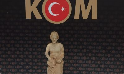 Şüpheli araçta tarihi eser niteliğinde küçük bir heykel ele geçirildi