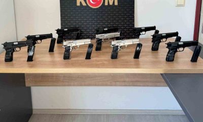 Otomobilin bagajında ruhsatsız 10 tabanca ele geçirildi