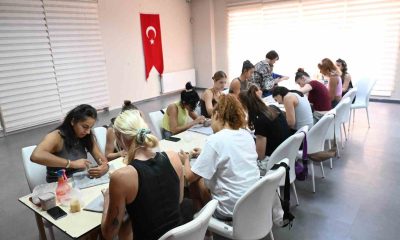 Seramikle Sanat Terapisi’ne katılan ’Bizim Kızlar’ stres attı