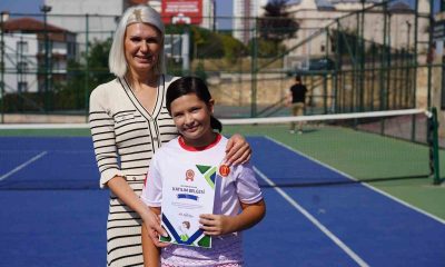 Yaz spor okullarının sona ermesiyle çocuklar sertifikalarını aldı