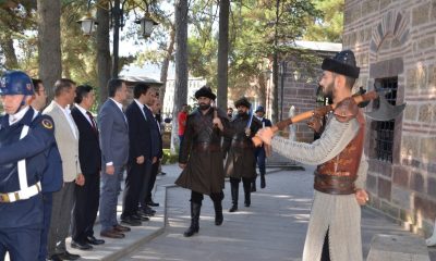 Bakan Yardımcısı Eminoğlu, Ertuğrul Gazi Türbesinde Alplerin nöbet değişimini izledi