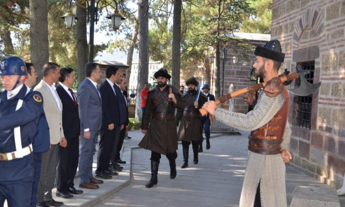 Bakan Yardımcısı Eminoğlu, Ertuğrul Gazi Türbesinde Alplerin nöbet değişimini izledi