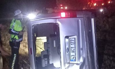 Kütahya’da yoldan çıkan hafif ticari araç tarlaya devrildi: 1 ölü, 1 yaralı
