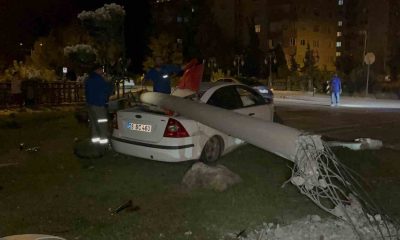 Beton aydınlatma direğine çarpan otomobildeki 3 kişi yaralandı