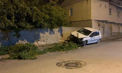 Kontrolden çıkan otomobil ağaca çarptı: 1 kişi yaralandı