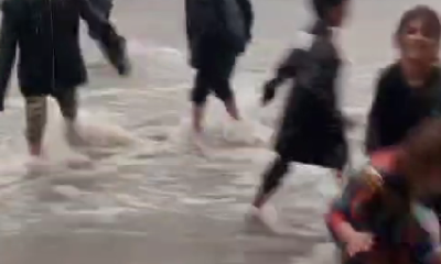 Yağmurun altına yatan çocuklar sırılsıklam oldu