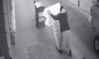 Kaldırıma vidalanmış tabelayı söken kadın görenleri hayrete düşürdü(Video Haber)