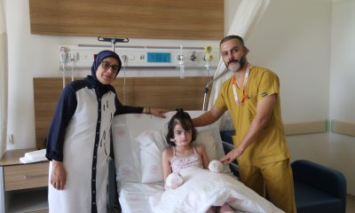 Kelebek hastası minik kız Eskişehir’de yapılan ameliyatla ellerini kullanabilecek (Video Haber)