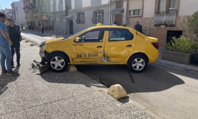 Hafif ticari aracın yandan çarptığı taksi savrularak binanın duvarına çarptı