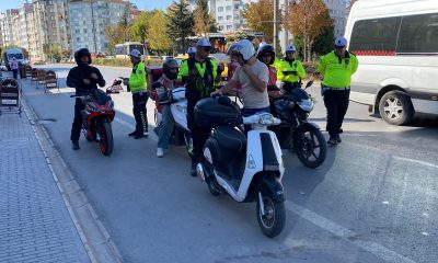 Kaskı kafası yerine koluna takan motosiklet sürücüsüne ceza