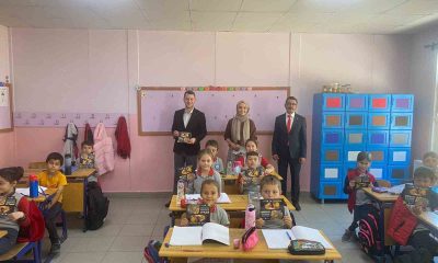 Ülkü Ocakları Kütahya İl Başkanlığı, Köprüören Şehit Halil Bakırlı İlkokulu’na dijital kitap hediye etti