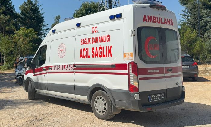 Kontrolden çıkan motosiklet 2 araca çarparak durabildi: 2 yaralı