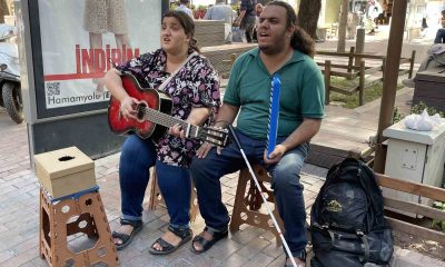 İran’dan gelen görme engelli çift sokak müzisyenliği yaparak geçimini sağlıyor (Video Haber)