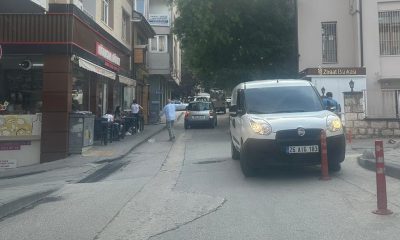 Hem ters şeride girdi, hem de hatalı park yaptı