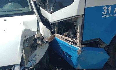 Freni boşalan minibüs 2 otomobile çarptı