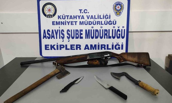 Kütahya’da 3 kişiden ruhsatsız av tüfeği ve kesici aletler ele geçirildi