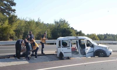 Seyir halinde lastiği patlayan araçta bulunan 4 kişi yaralandı