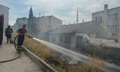 Akaryakıt istasyonu yakınında çıkan yangın paniğe neden oldu