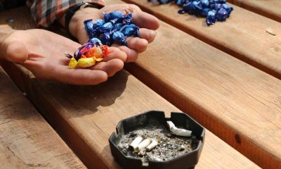 41 sene içtiği sigarayı 2000 yılında bırakan vatandaş 24 yıldır her gün bir paket sigara parasına şeker alıp dağıtıyor