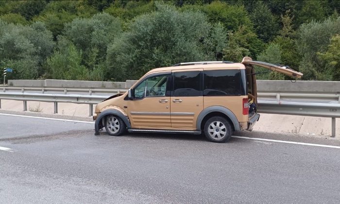 Kontrolde çıkan araç bariyerlere çarparken, 3 kişi yaralandı