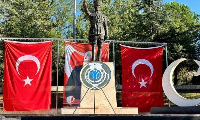 İl Milli Eğitim Müdürlüğüne ait çelenk Atatürk Anıtı’nda unutuldu