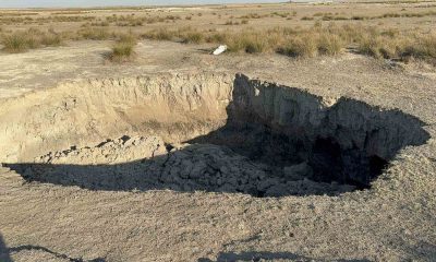 Merada oluşan 4 metre genişliğindeki obruk bölge sakinlerini endişelendirdi