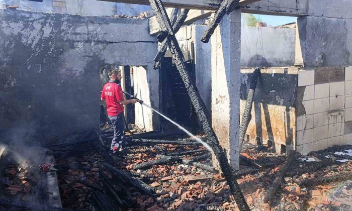 Fırında çıkan yangında depo olarak kullanılan bölüm kül oldu