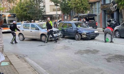 Caddenin sokakla kesişiminde 2 otomobil çarpıştı: 1 yaralı