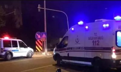 Otomobilin dikiz aynasına çarpan motosiklet devrildi, sürücüsü yaralandı