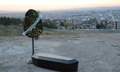 Eskişehir’de arazinin ortasına bırakılan tabut ve çelenk görenleri tedirgin etti
