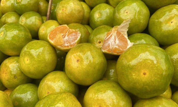 Mandalinalar pazar tezgahlarındaki yerini aldı
