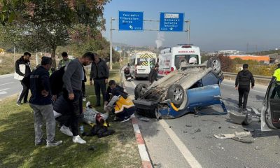 Traktörün arka römorkunun çarptığı araç takla atarken, 1 kişi yaralandı