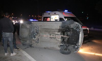 Refüje çarpıp takla atan araçta aynı aileden 5 kişi yaralandı(Video Haber)