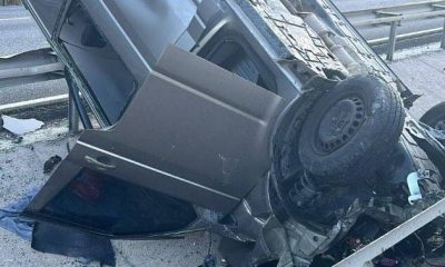 Kontrolden çıkan otomobil orta refüje çarparak takla attı