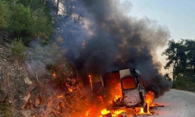 Osmaneli’nde seyir halindeki minibüs alev alev yandı