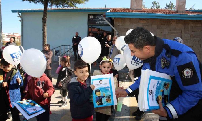 Polisler miniklere mesleklerini anlattı