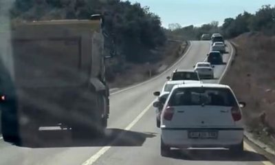 Düğün konvoyunu tehlikeye sokak kamyon sürücüsü tepkilere neden oldu
