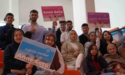 Anne sütünün önemini pankartlarla vurguladılar