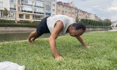 Porsuk Çayı’nın kenarında düzenli spor yapan 69 yaşındaki adam, gençlere taş çıkartıyor