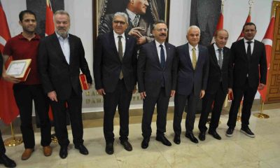 Emniyet ve jandarmaya alınan araçlar için destek olanlara teşekkür belgesi ve plaket takdim edildi