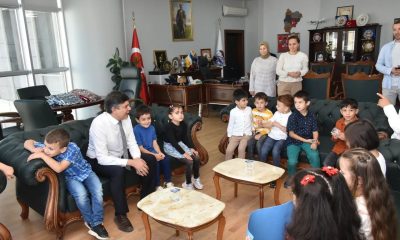 Başkan Durgut’a miniklerden çiçek buketi