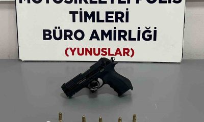 Kütahya’da silah ve uyuşturucu bulunan araçtaki 2 kişi gözaltına alındı